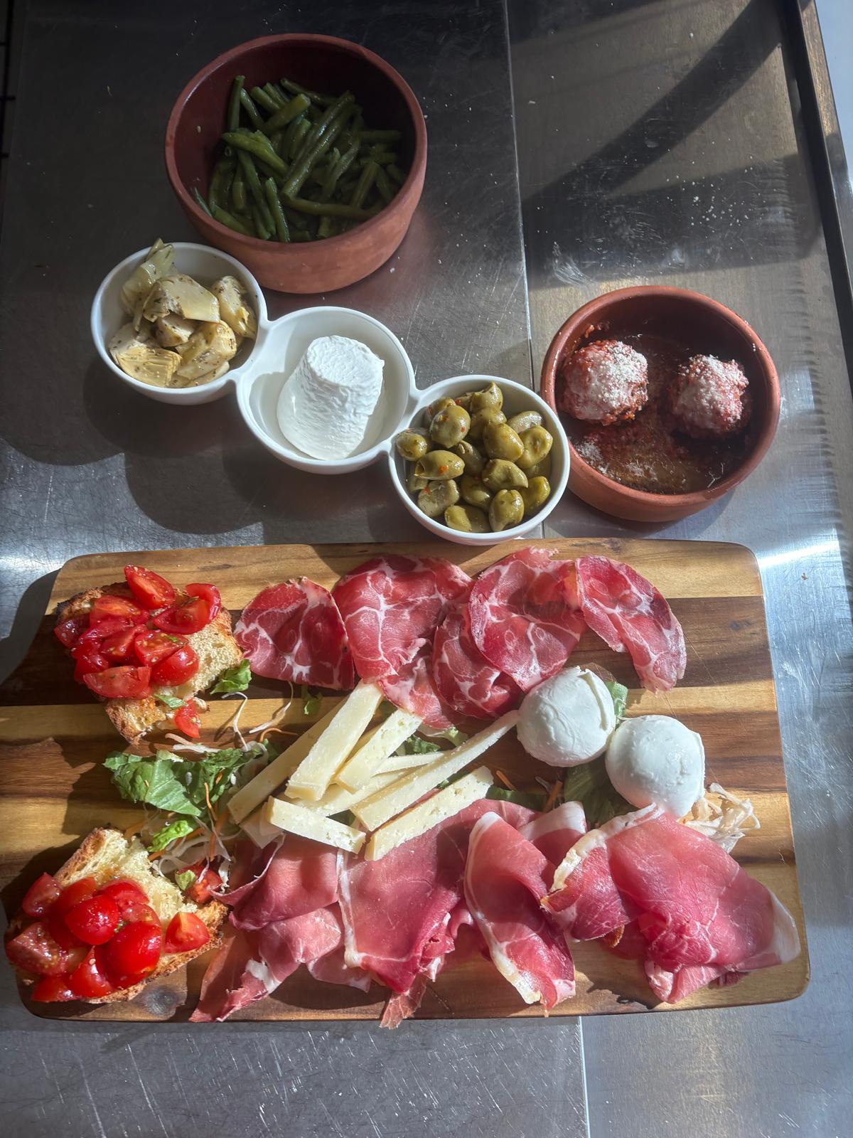 Italienische Antipasti mit Schinken Käse und Bruschetta in Unterkirnach