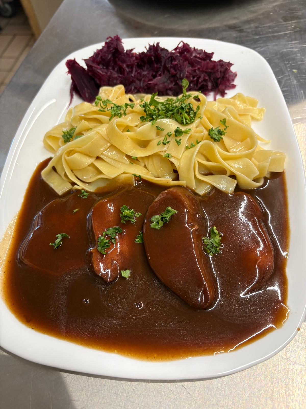 Fleischgericht mit Tagliatelle und Rotkohl im Ackerloch Grillschopf