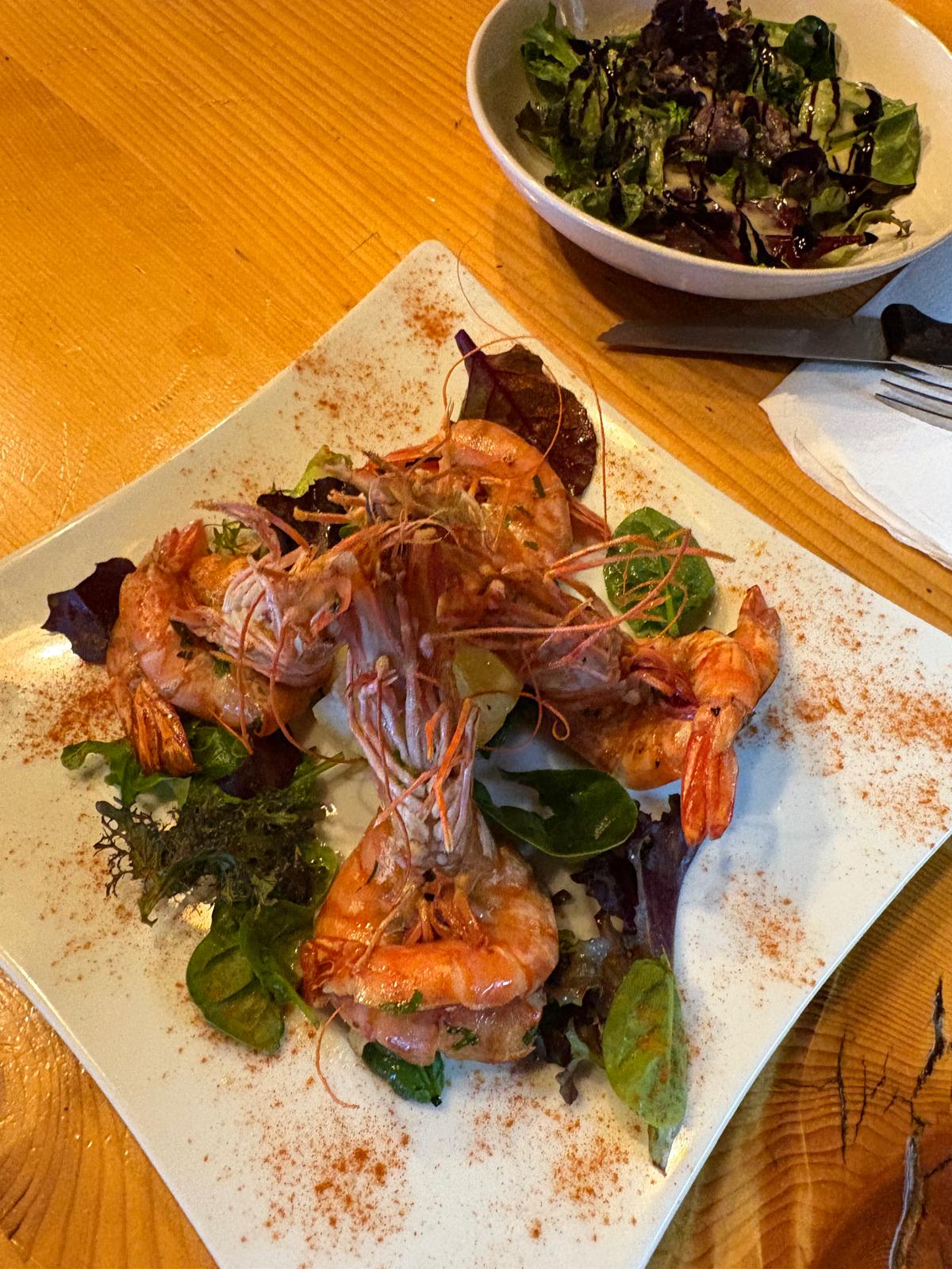 Garnelengericht mit Salat im Ackerloch Grillschopf Unterkirnach