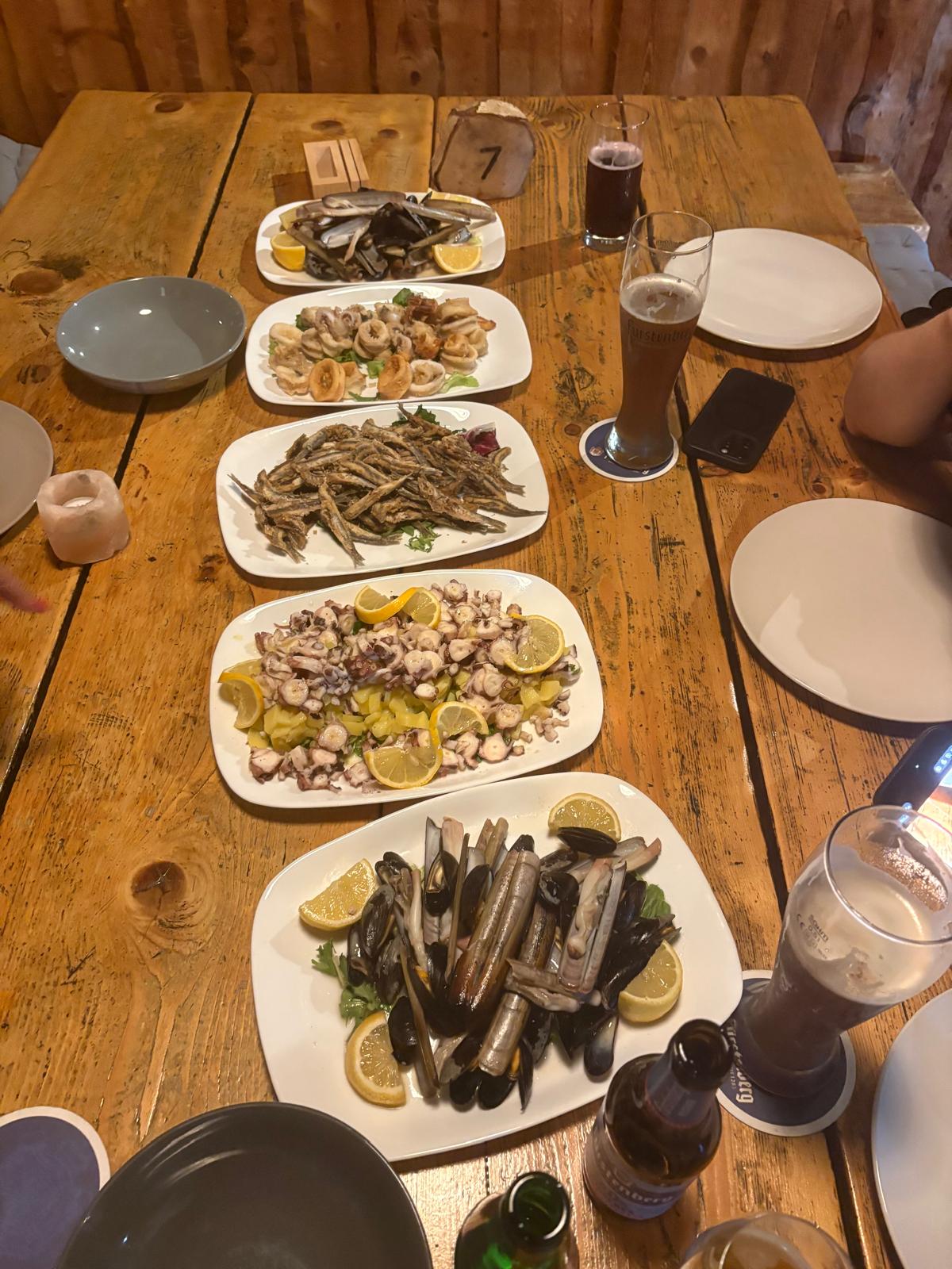 Gedeckter Tisch mit verschiedenen Gerichten im Ackerloch Grillschopf