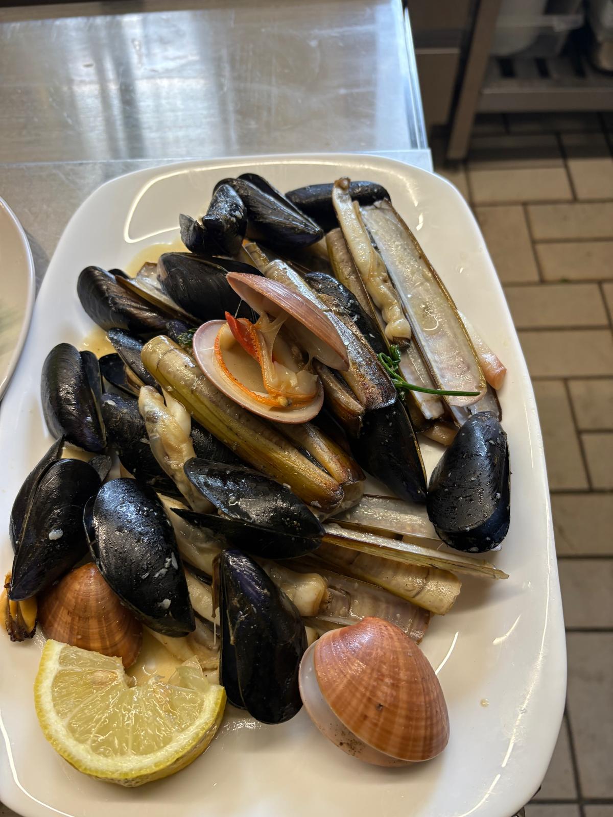 Meeresfrüchteplatte mit Muscheln im Ackerloch Grillschopf Unterkirnach