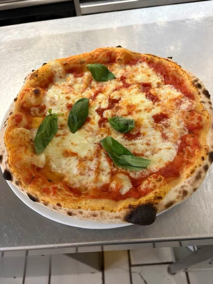 Frisch gebackene italienische Pizza im Ackerloch Grillschopf
