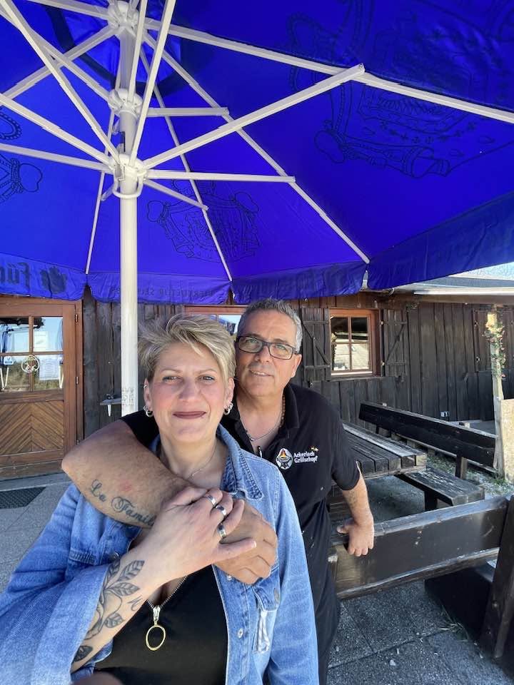 Simona Caserta und Salvatore Tancredi vor dem Ackerloch Grillschopf in Unterkirnach
