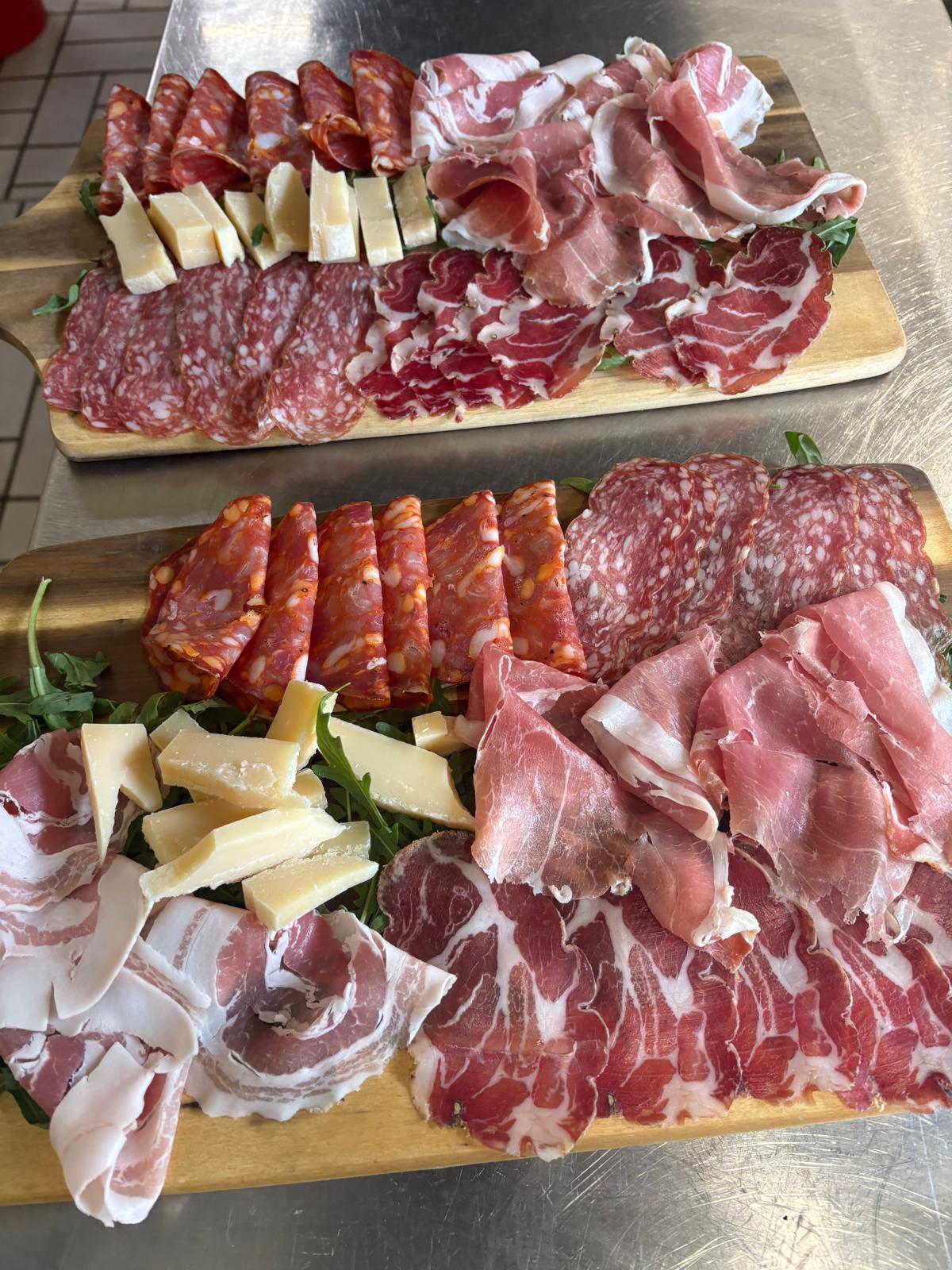 Große italienische Wurst- und Käseplatte im Ackerloch Grillschopf
